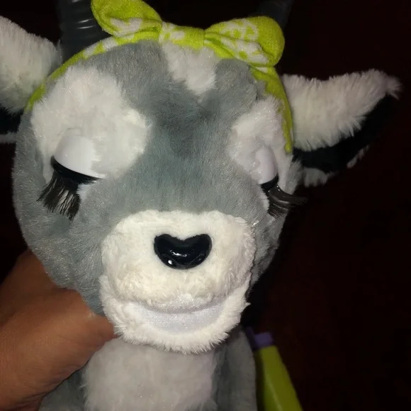 Furreal Daisy the yoga goat - Picture 6 of 11